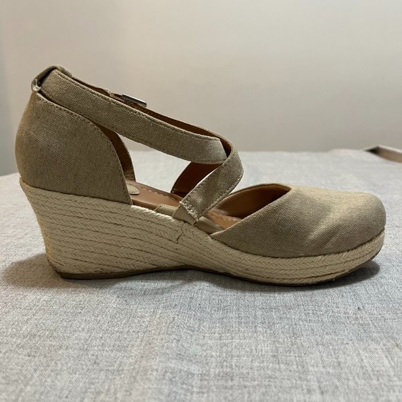 BOC Born Concept Wedge Beige Sandals, size 8M - Picture 9 of 11